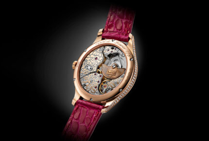 La montre Chopard L.U.C Esprit de Peony offre un cadran de nacre gravée sur peinture miniature imitant un camée.