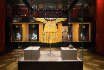 Robe impériale de soie jaune avec ses 12 motifs (Dynastie Qing, période du règne Qianlong, Collection du musée du Palais) dans la partie de l’exposition intitulée « Symboles du pouvoir » © The Palace Museum