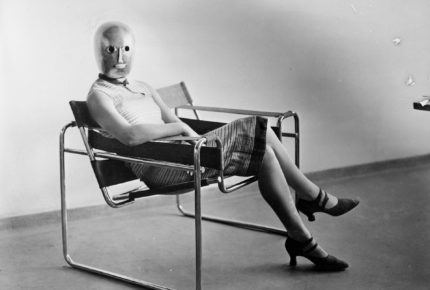 Seated figure with Oskar Schlemmer mask with metal seat by Marcel Breuer circa 1926 - Foto Erich Consemüller, Bauhaus-Berlin © Stephan Consemüller