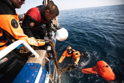 Des plongeurs de Healthy Seas retirant des filets de pêche abandonnés ou jetés dans la mer Adriatique en Croatie
