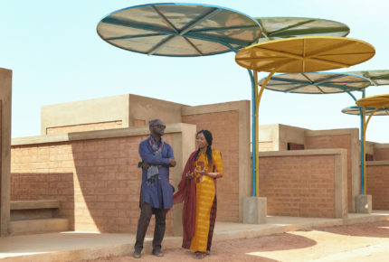 Sir David Adjaye visite le marché régional de Dandaji, Niger, avec sa protégée Mariam Kamra dont l’atelier a dessiné le projet