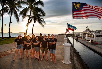 Une équipe « Race for Water » à la marina de Kota Kinabalu, Bornéo