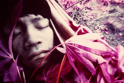 Jeune Wakatha u thëri, victime de la rougeole, soigné par des chamans et des aides-soignants de la mission catholique Catrimani, Roraima, 1976.