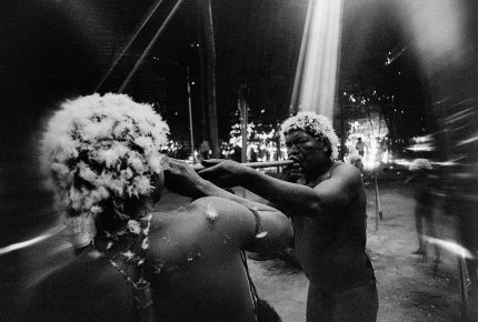 Le chaman Tuxaua João souffle la yãkoana dans les narines d’un jeune homme à la fin de la fête reahu, Catrimani, Roraima, 1974. / Tomé Xaxanapi thëri inhale la yãkoana, Catrimani, Roraima, 1974
