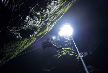 Prix Rolex à l’esprit d’entreprise 2014, Francesco Sauro s’exerce pour ses expéditions en explorant des cavernes en Italie – © Rolex /Stefan Walter