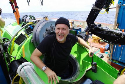 Le cinéaste, explorateur et ambassadeur de Rolex James Cameron est félicité à son retour de la fosse des Mariannes en 2012 – © Mark Thiessen/National Geographic