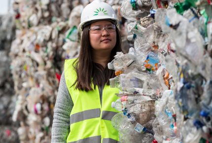 Prix Rolex à l’esprit d’entreprise 2019, Miranda Wang recycle les déchets plastique en produits chimiques pour l’industrie dans l’usine Greenwaste en Californie – © Rolex/Bart Michiels