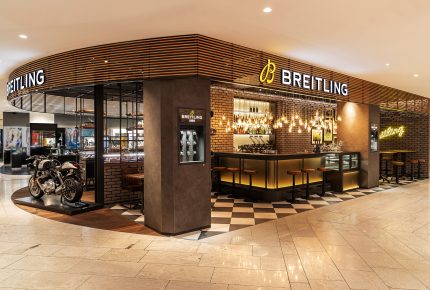 Concept de boutique-bistrot Breitling. Les données de The Mercury Project couvrent – par marchés – les détaillants indépendants, les boutiques mono-marques, les chaînes spécialisées ainsi que leurs activités de vente en ligne.