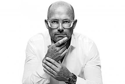 Spécialiste en stratégie de marque dans le secteur du luxe, Vincent Perriard s’est notamment illustré en tant que P-DG de HYT, depuis la création de la marque jusqu’en 2017. Il est l’un des trois cofondateurs d’Origyn, aux côtés de Mike Schwartz et Gian Bochsler.