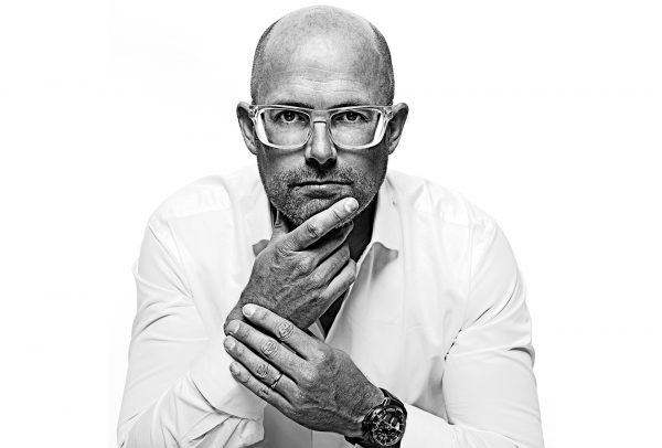 Spécialiste en stratégie de marque dans le secteur du luxe, Vincent Perriard s’est notamment illustré en tant que P-DG de HYT, depuis la création de la marque jusqu’en 2017. Il est l’un des trois cofondateurs d’Origyn, aux côtés de Mike Schwartz et Gian Bochsler.