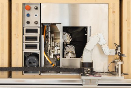 La Micro5, une fraiseuse CNC à cinq axes pas plus grande qu’une machine à café, développée par la HE-Arc en 2016, se prête particulièrement bien à la micro-usine.