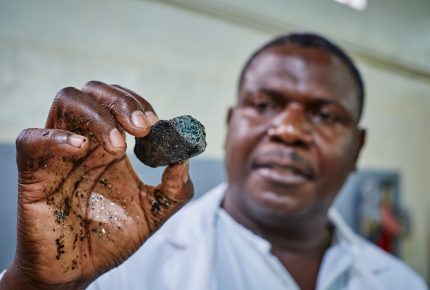 Évaluation d'une émeraude brute - Mine d'émeraude Kagem, Zambie © Gemfields