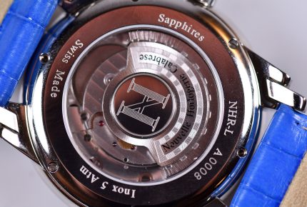 Visible through the sapphire back, the specially decorated ETA 2892A2 automatic movement drives the Wandering Hour additional mechanism, patented by Vincent Calabrese.