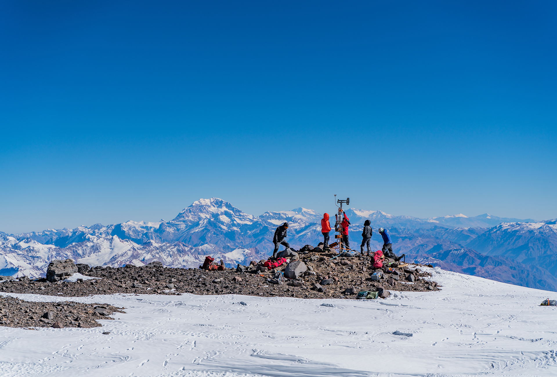 Dans le cadre de son initiative Perpetual Planet, Rolex a soutenu une expédition visant à installer une station météorologique sur l'une des plus hautes montagnes d'Amérique du Sud - Armando Vega, National Geographic 2021